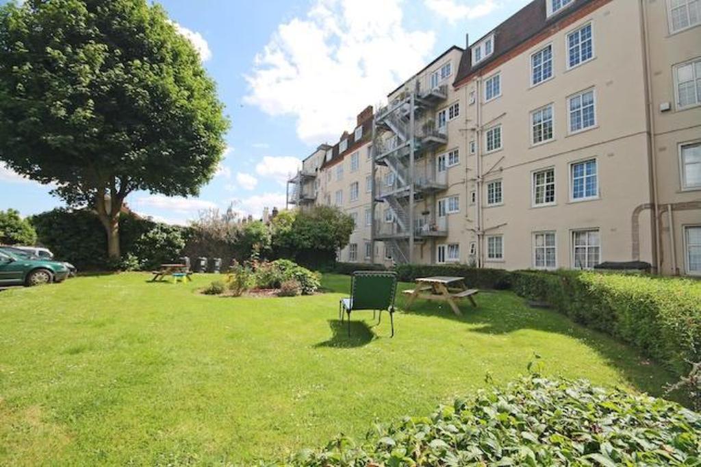 1 Bedroom Ground Floor Flat Let in Twickenham, TW1