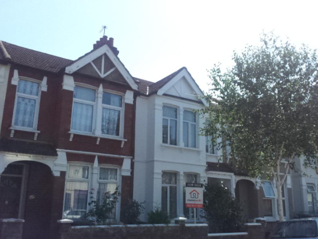3 Bedroom Terraced House Sold in Southall, UB1