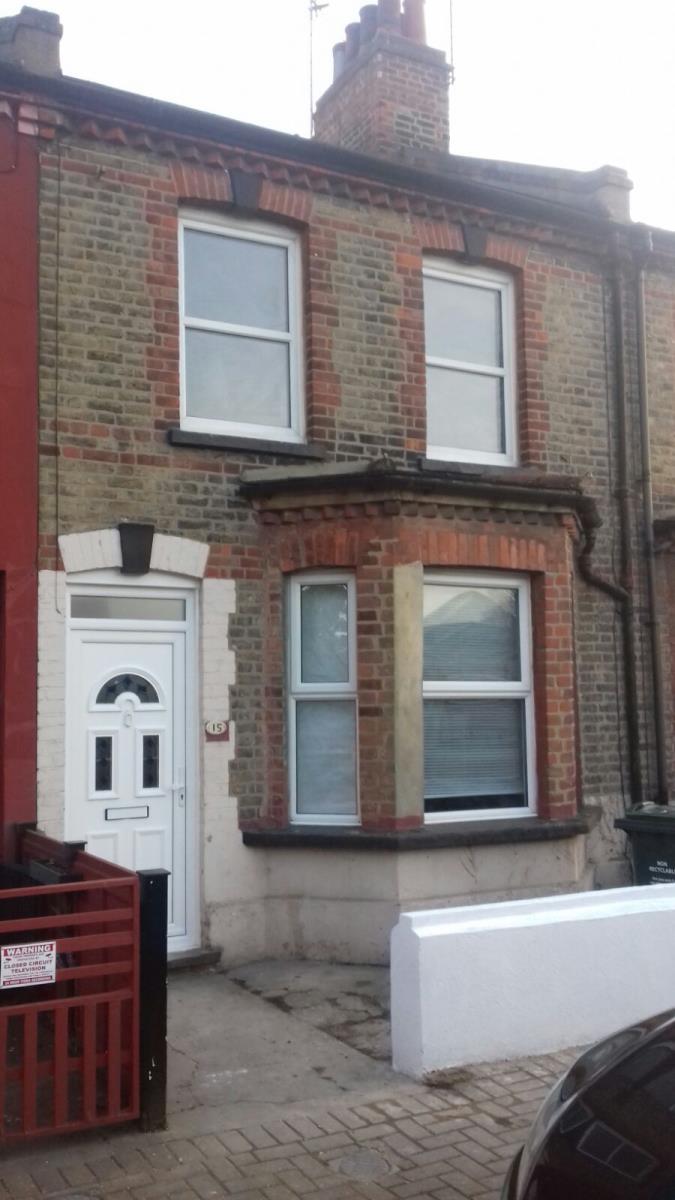 3 Bedroom Terraced House Sold in Greenhithe, DA9
