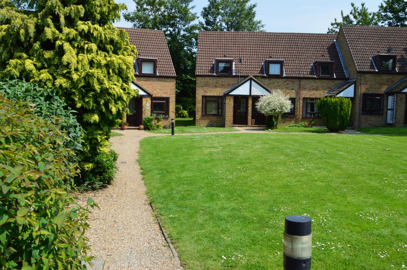 2 Bedroom End Terraced House Let in Leatherhead, KT23