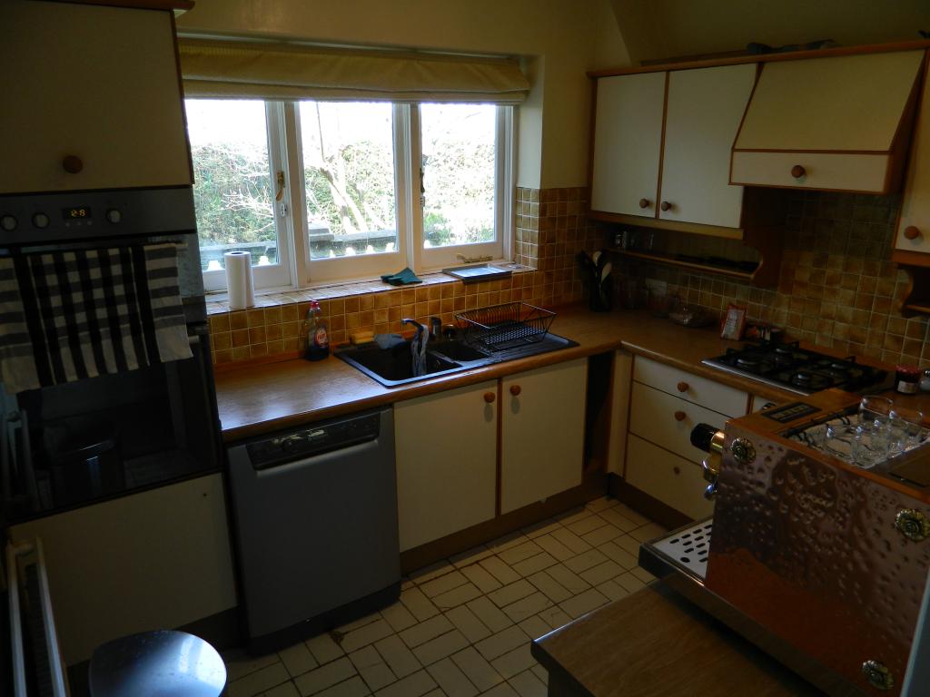 3 Bedroom Ground Floor Flat Let in Caterham, CR3