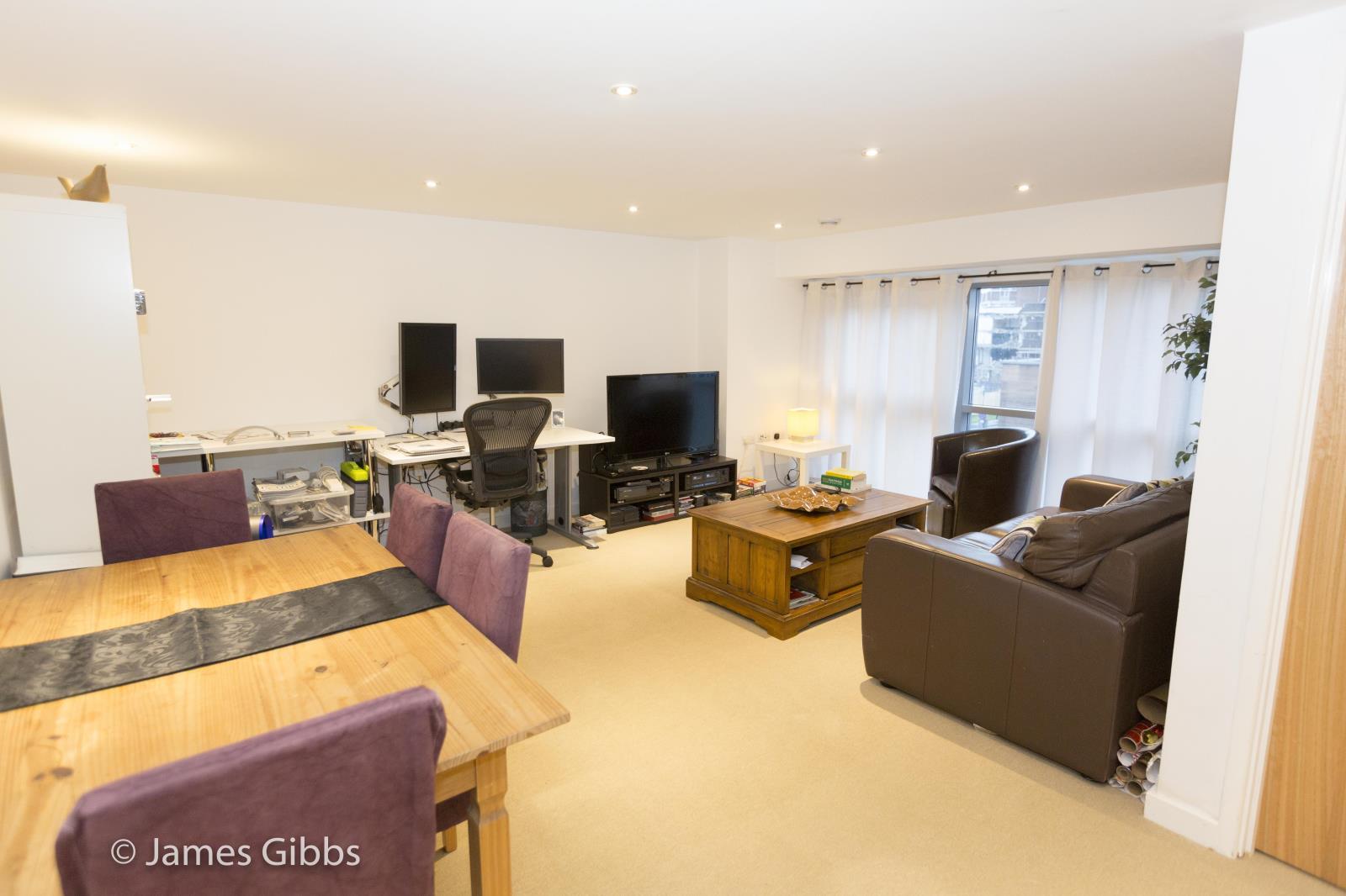 2 Bedroom Block Of Apartments Let in Swindon, SN1