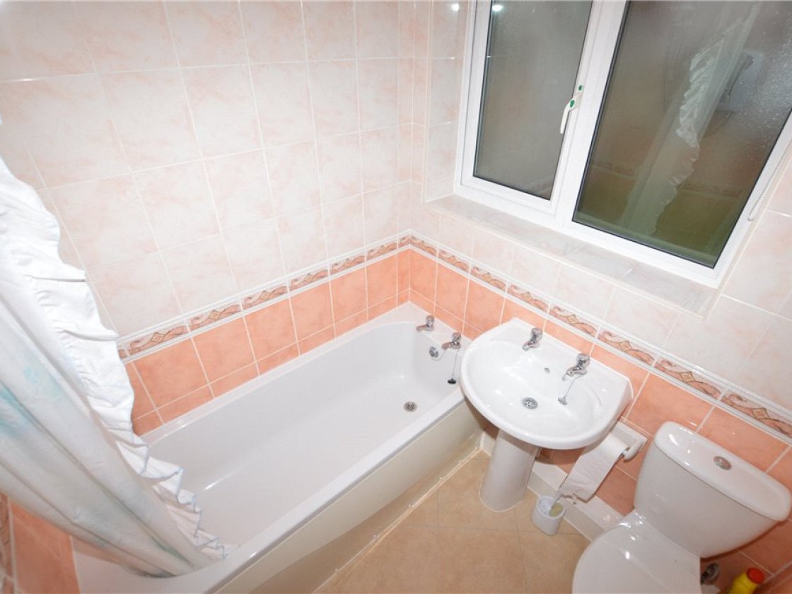 2 Bedroom End Terraced House Let in Wakefield, WF1