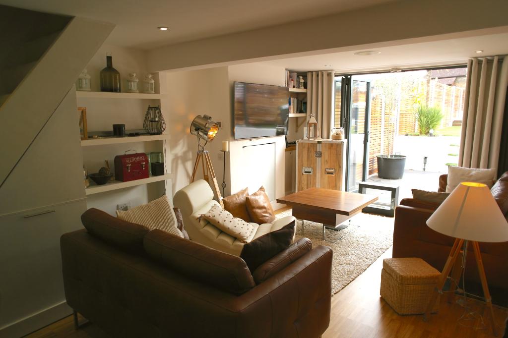 2 Bedroom SemiDetached House Sold in Godalming, GU7