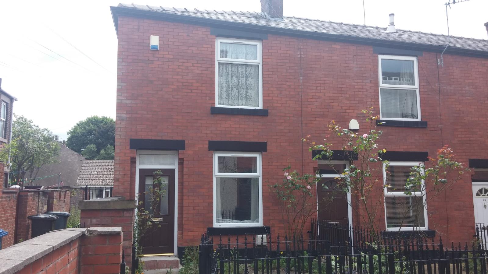2 Bedroom End Terraced House Let in Rochdale, OL11