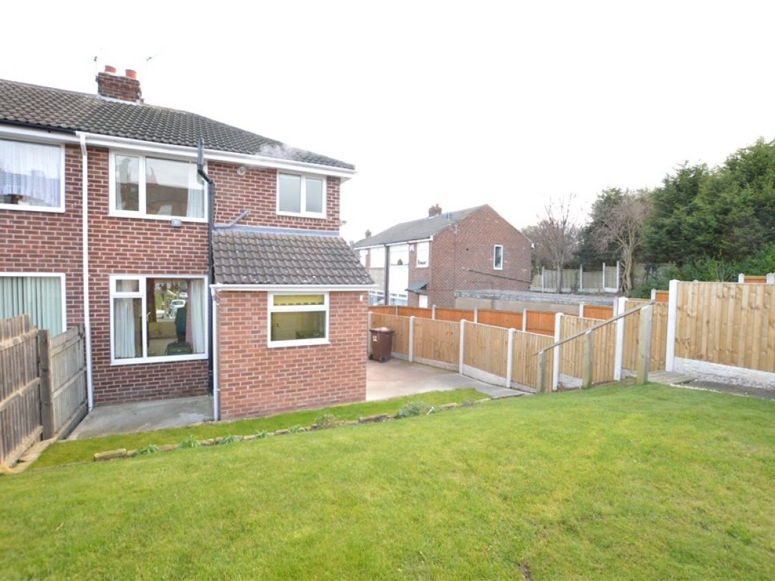 2 Bedroom End Terraced House Let in Wakefield, WF1