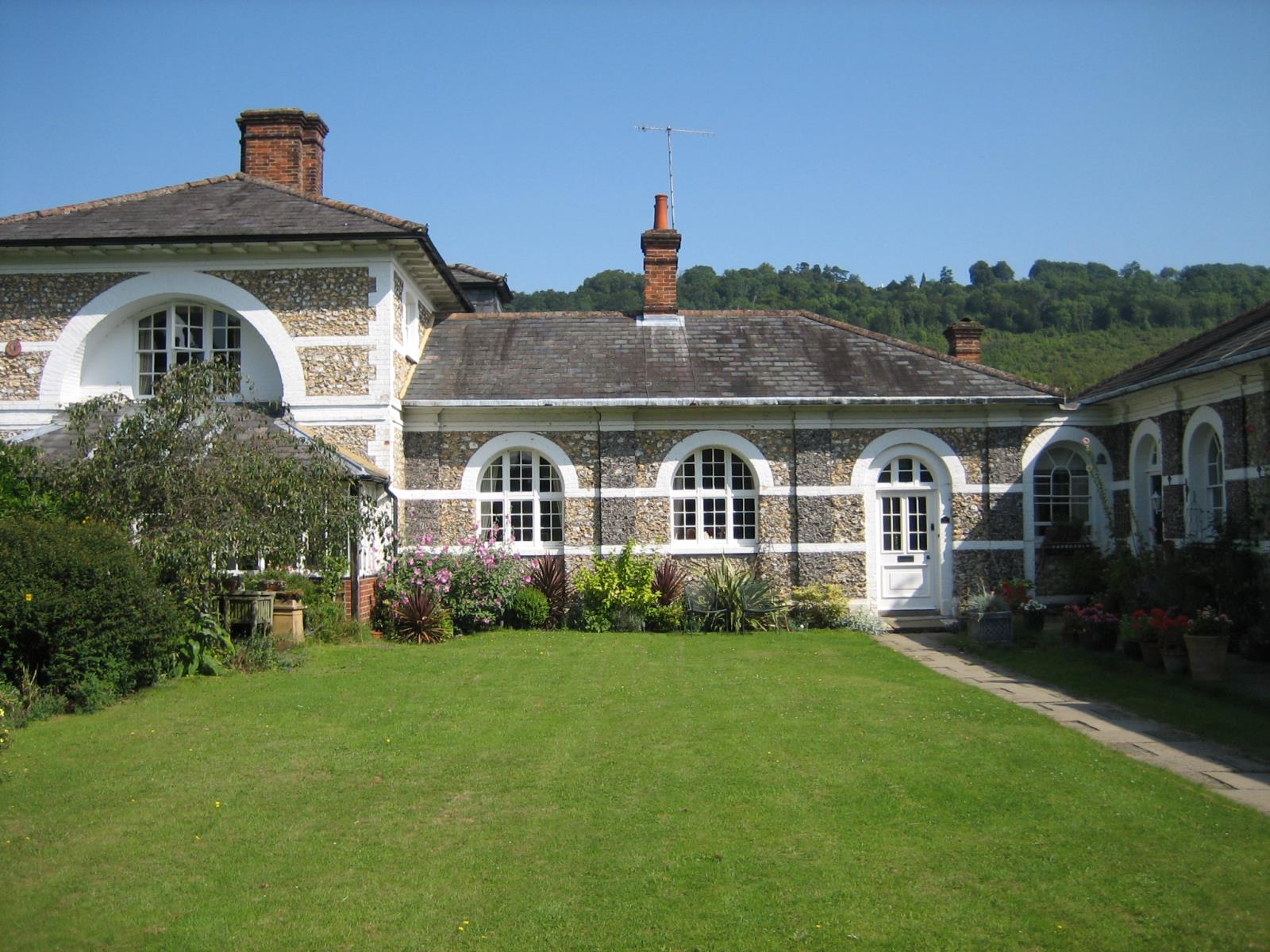 2 Bedroom Cottage Let in Dorking, RH4