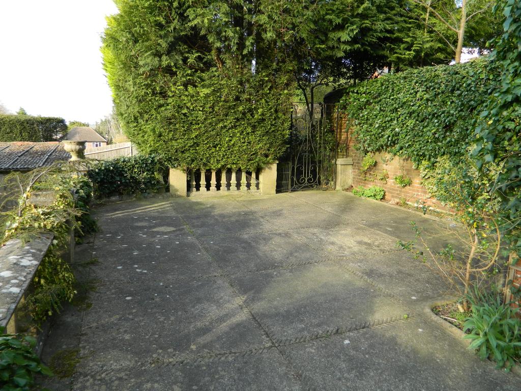 3 Bedroom Ground Floor Flat Let in Caterham, CR3