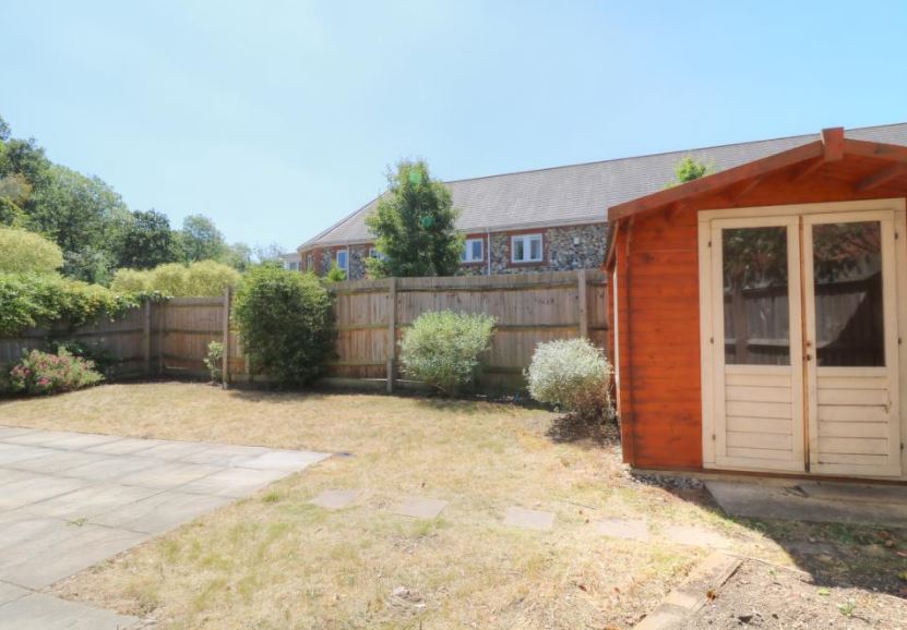 2 Bedroom Ground Floor Flat Let in Woking, GU24