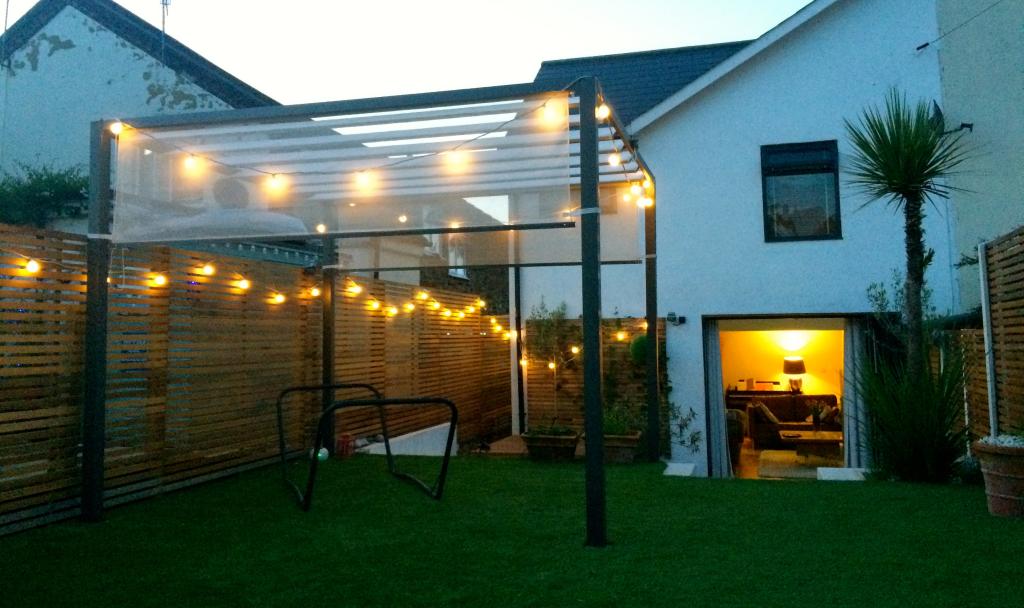 2 Bedroom SemiDetached House Sold in Godalming, GU7