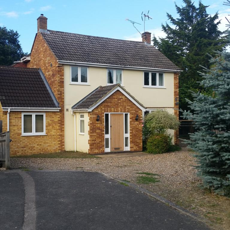 4 Bedroom Detached House Let in Maidenhead, SL6