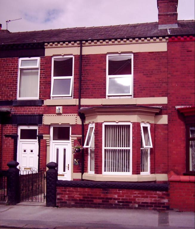 3 Bedroom Terraced House Sold in Leigh, WN7