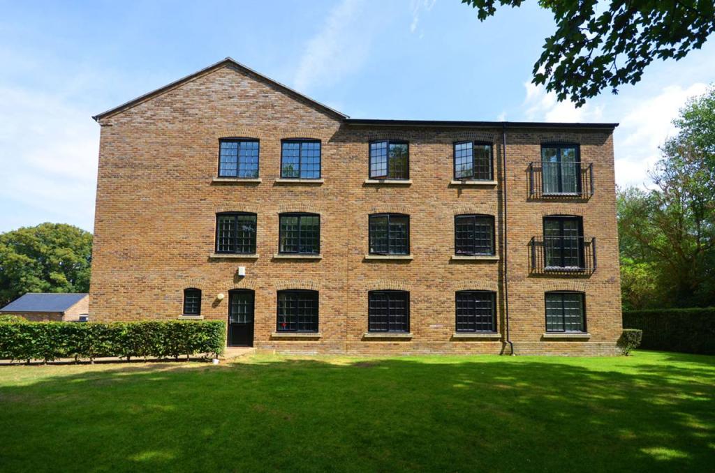 2 Bedroom Flat Sold in Mitcham, CR4