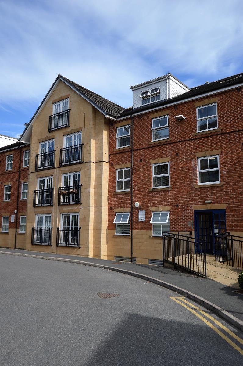 2 Bedroom Apartment Let in Leeds, LS17