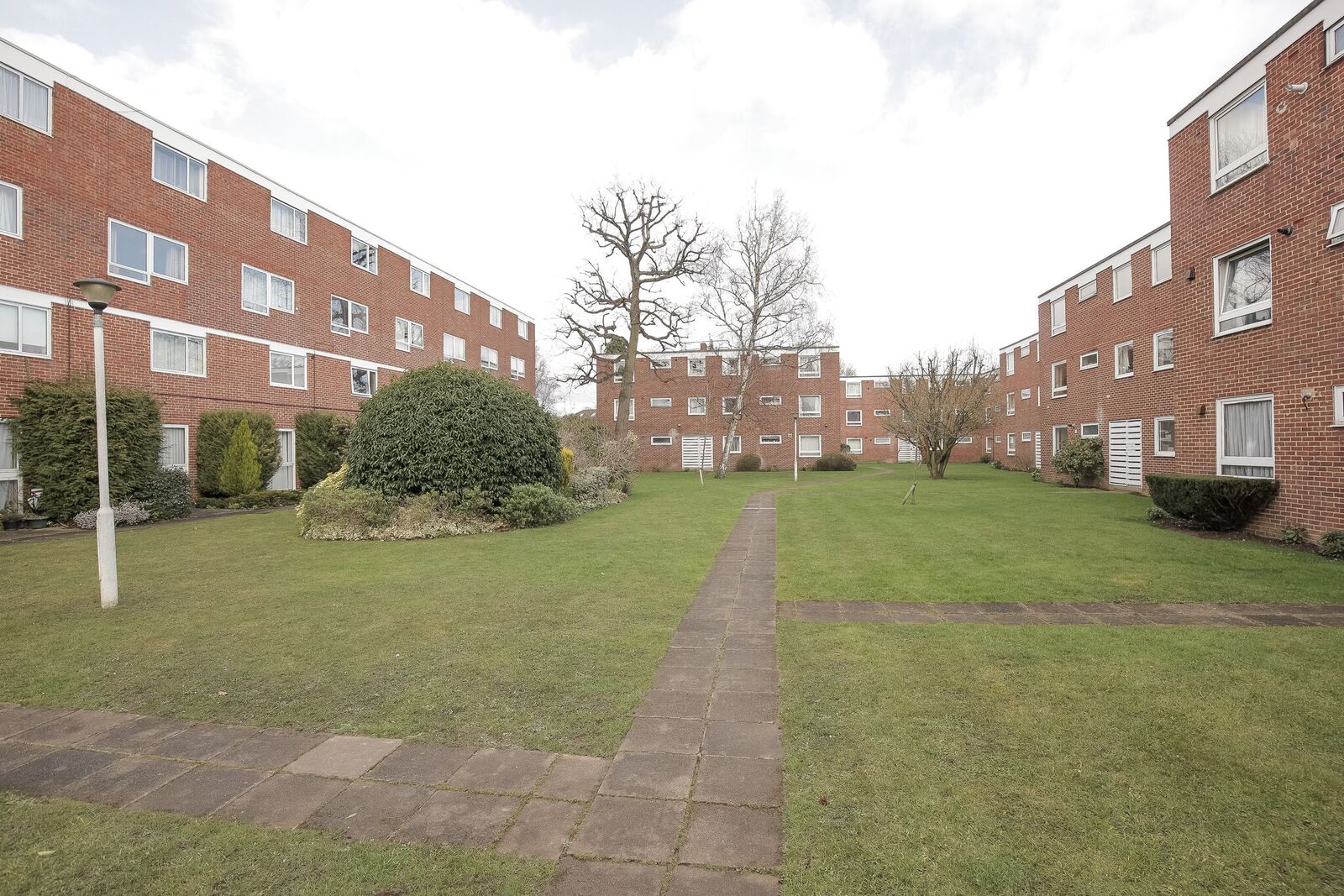 2 Bedroom Flat Let in WaltononThames, KT12