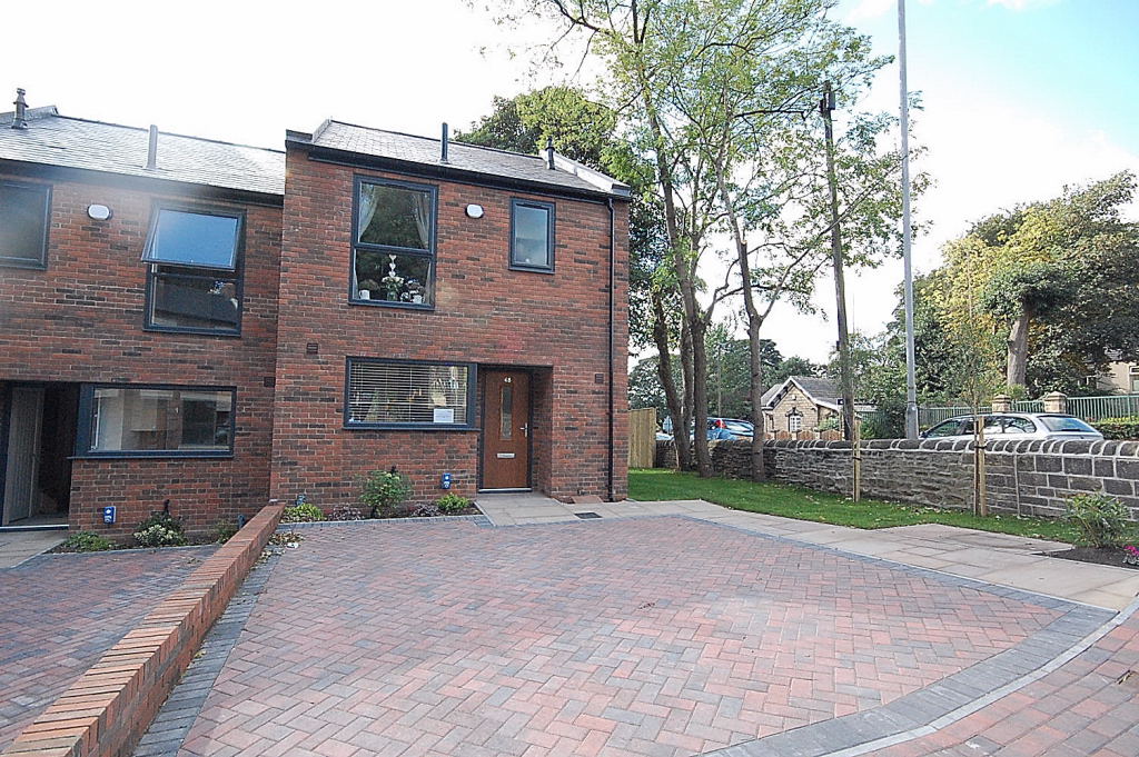 3 Bedroom End Terraced House Let in Liversedge, WF15