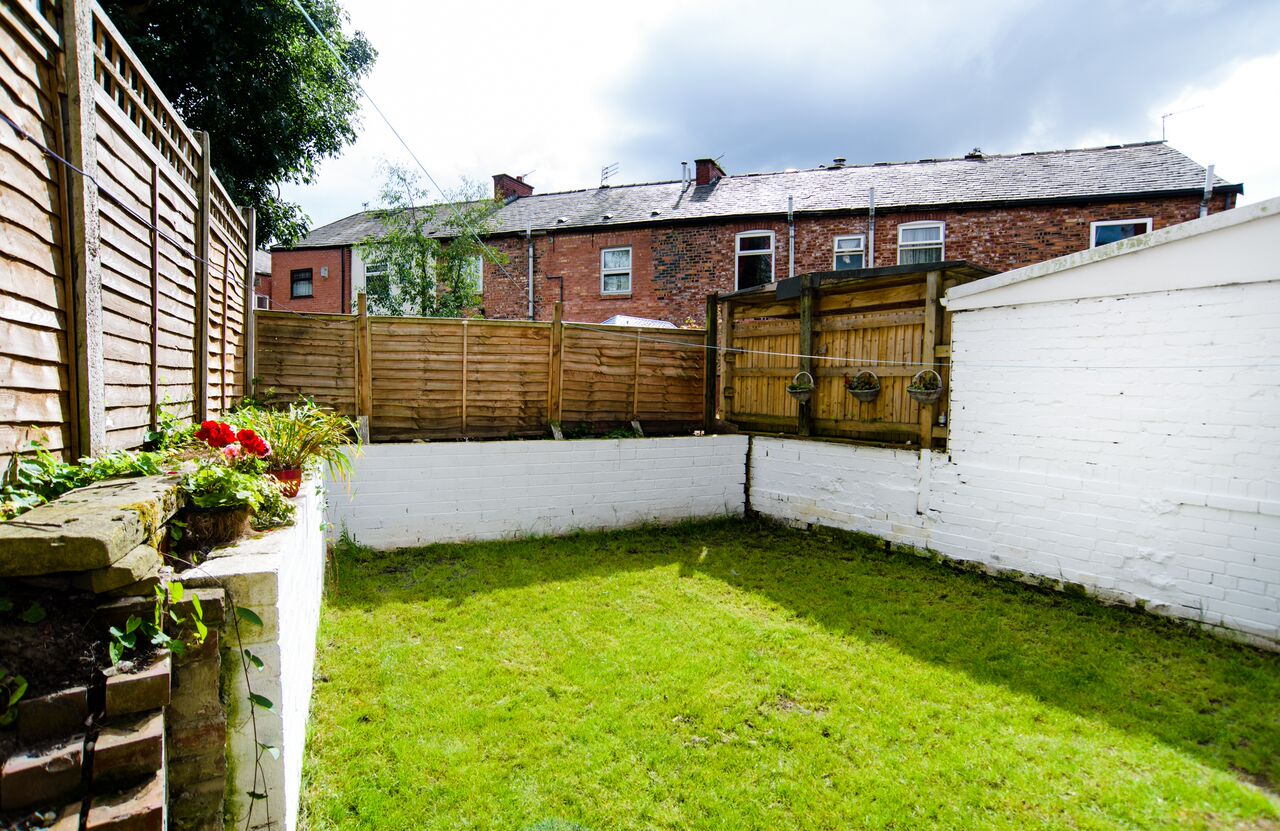 2 Bedroom End Terraced House Let in AshtonunderLyne, OL6
