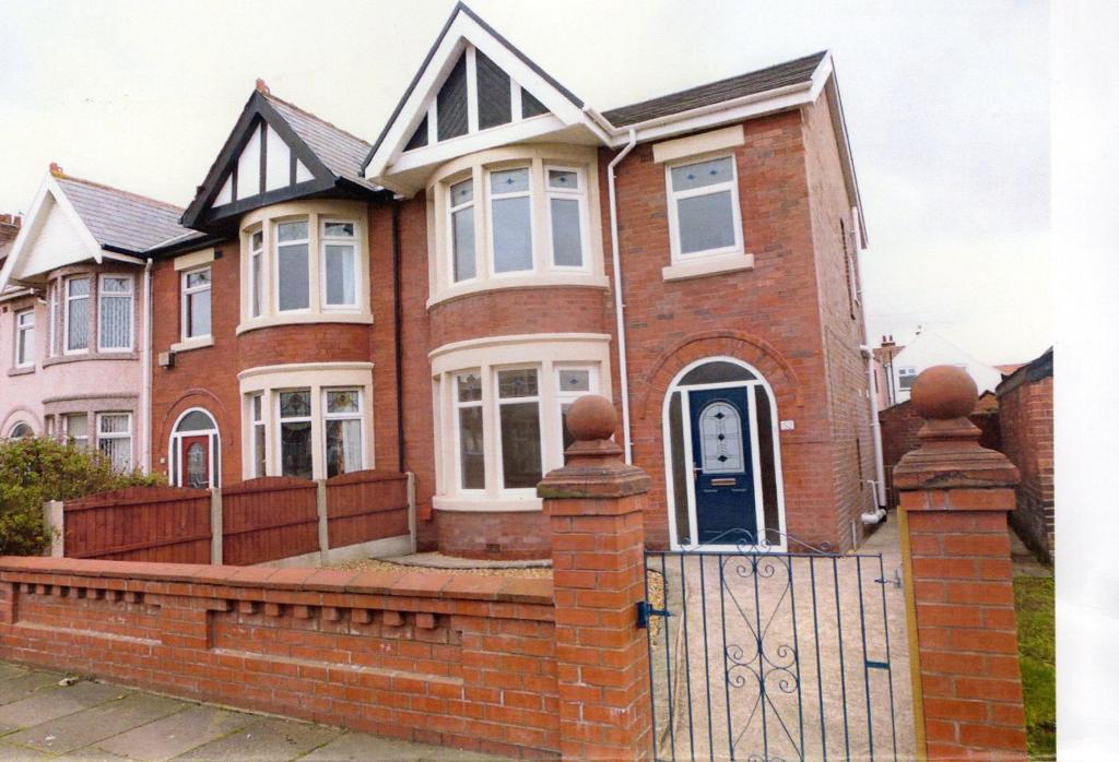 3 Bedroom End Terraced House Let in Blackpool, FY4
