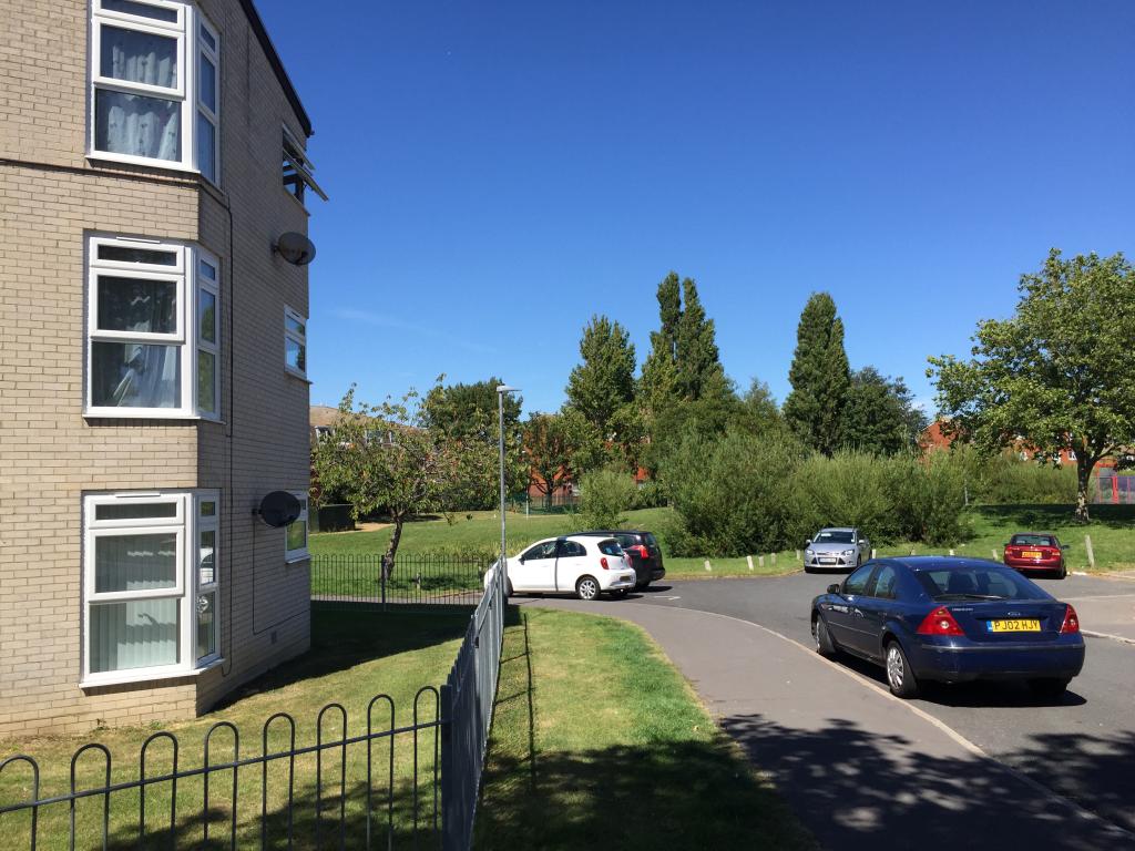 2 Bedroom Flat Let in Eastbourne, BN22