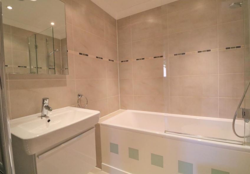 2 Bedroom Ground Floor Flat Let in Woking, GU24