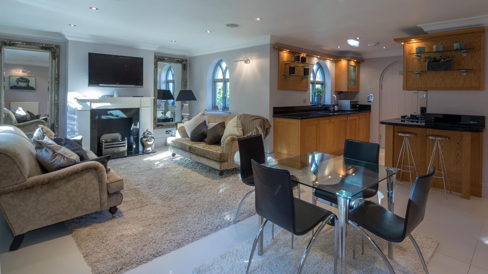 6 Bedroom Detached Villa Sold in Kenley, CR8