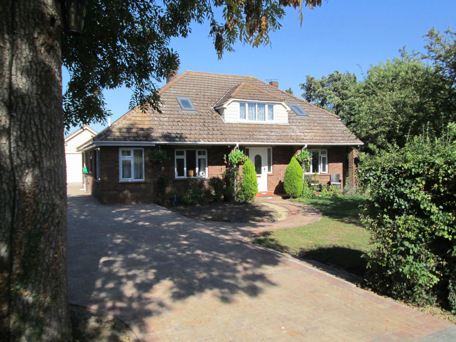 2 Bedroom Detached Bungalow Let in Stortford, CM22