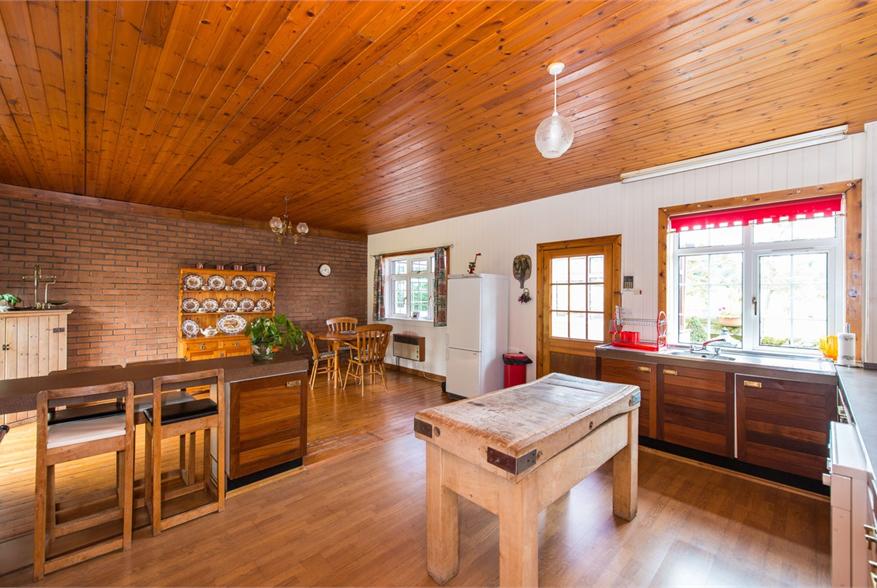 3 Bedroom Detached House Sold in Penicuik, EH26