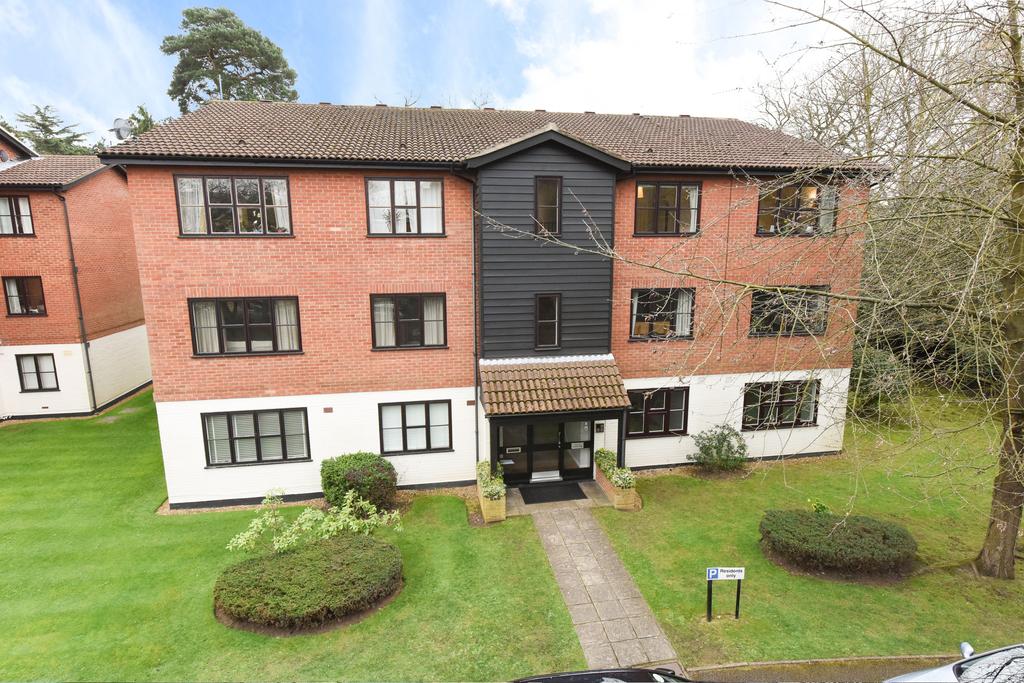 1 Bedroom Ground Floor Flat Let in Weybridge, KT13