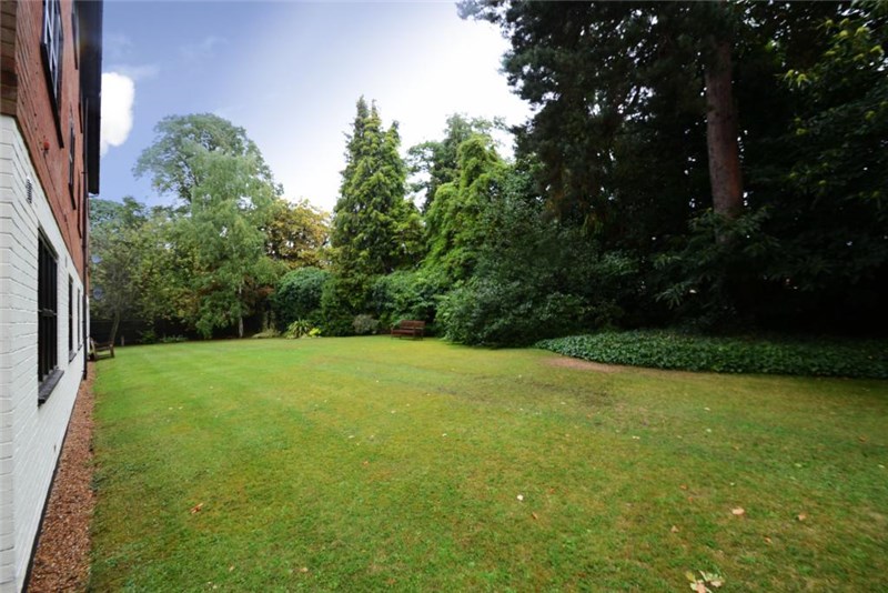 1 Bedroom Ground Floor Flat Let in Weybridge, KT13