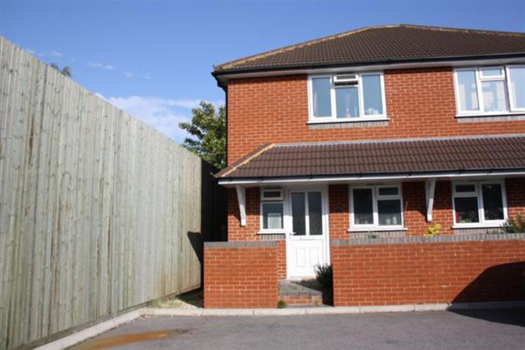 2 Bedroom SemiDetached House Let in Farnborough, GU14