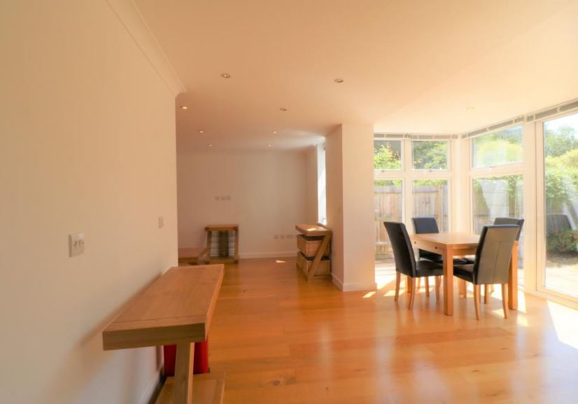 2 Bedroom Ground Floor Flat Let in Woking, GU24