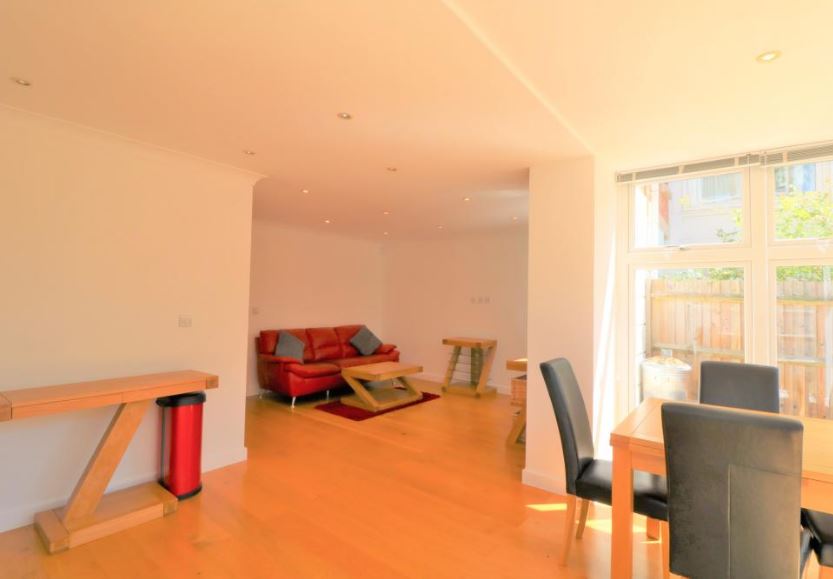 2 Bedroom Ground Floor Flat Let in Woking, GU24