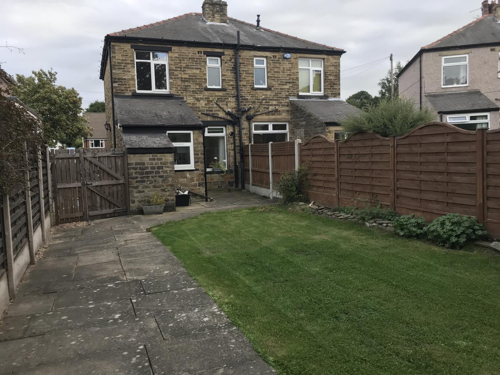 2 Bedroom SemiDetached House Let in Brighouse, HD6