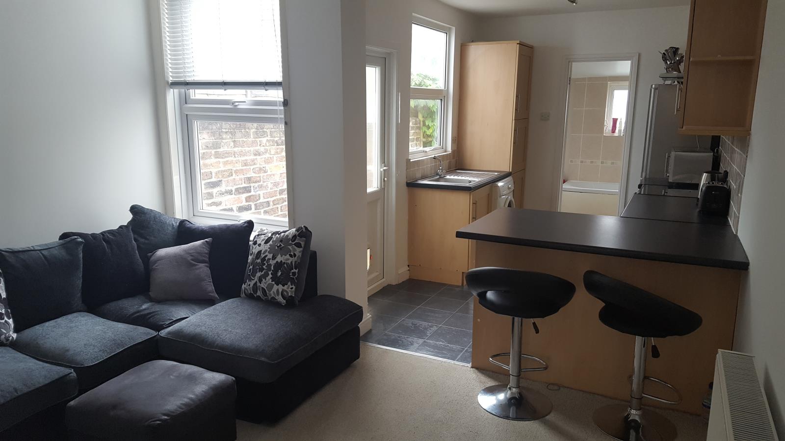 2 Bedroom Terraced House Let in Southsea, PO4