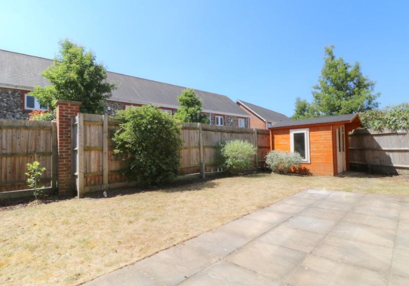 2 Bedroom Ground Floor Flat Let in Woking, GU24