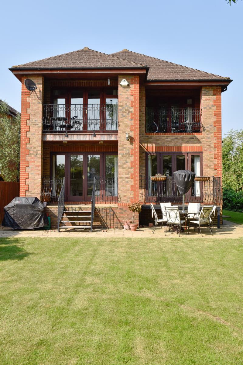 4 Bedroom Detached House Sold in StainesuponThames, TW19