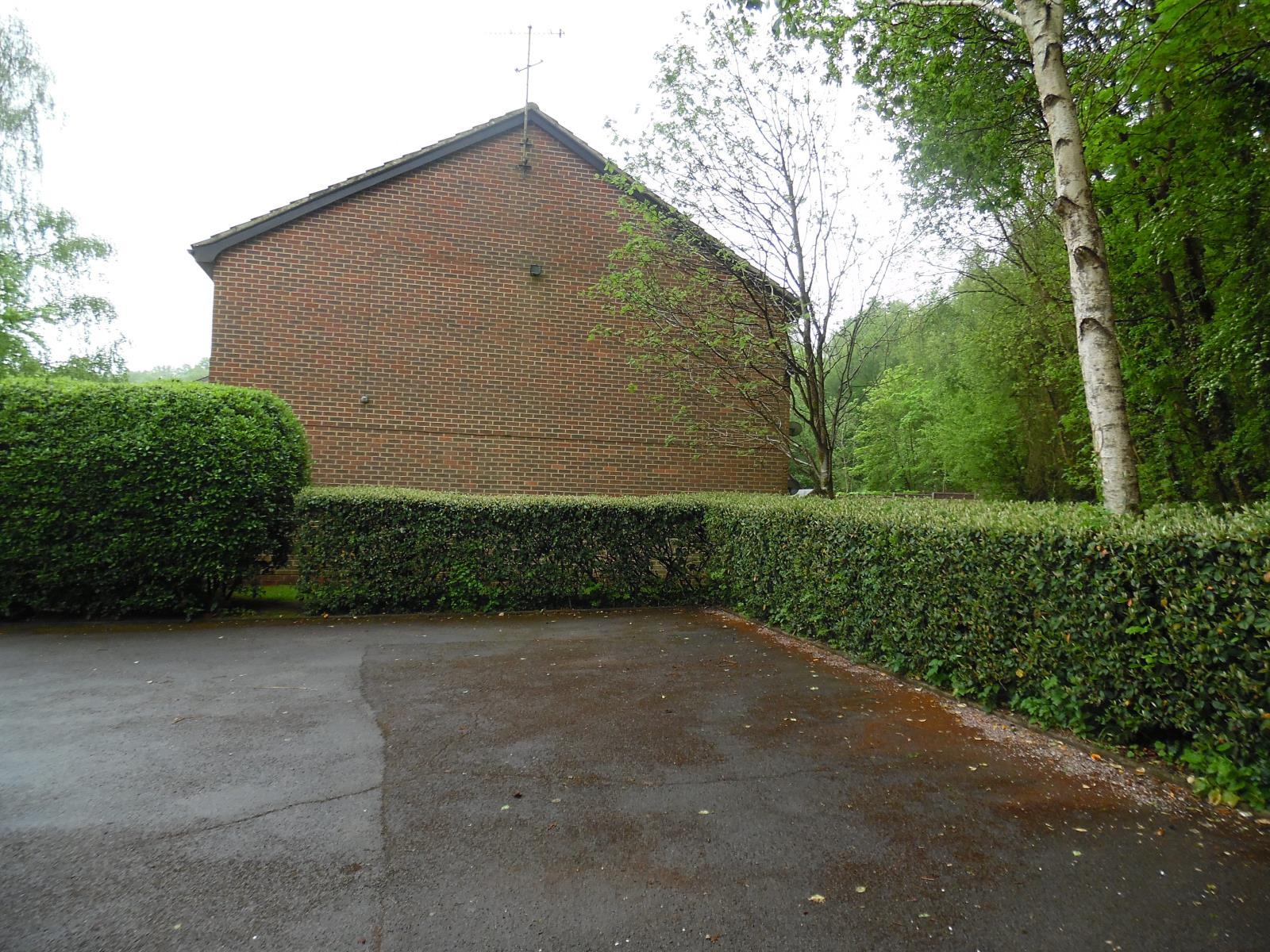 Studio Let in Dorking, RH5