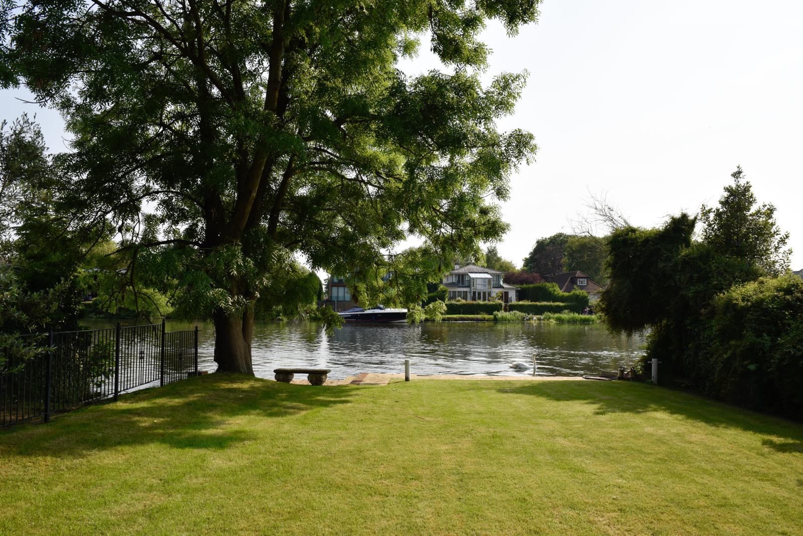 4 Bedroom Detached House Sold in StainesuponThames, TW19