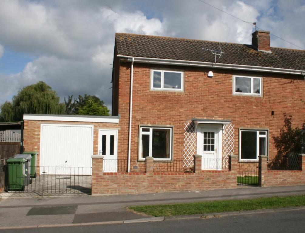3 Bedroom SemiDetached House Let in Trowbridge, BA14