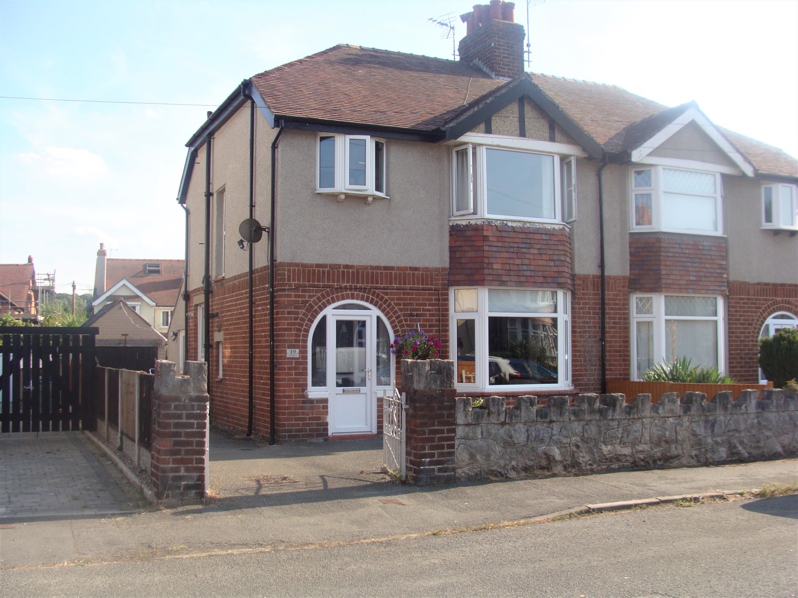 3 Bedroom SemiDetached House Sold in Colwyn Bay, LL29