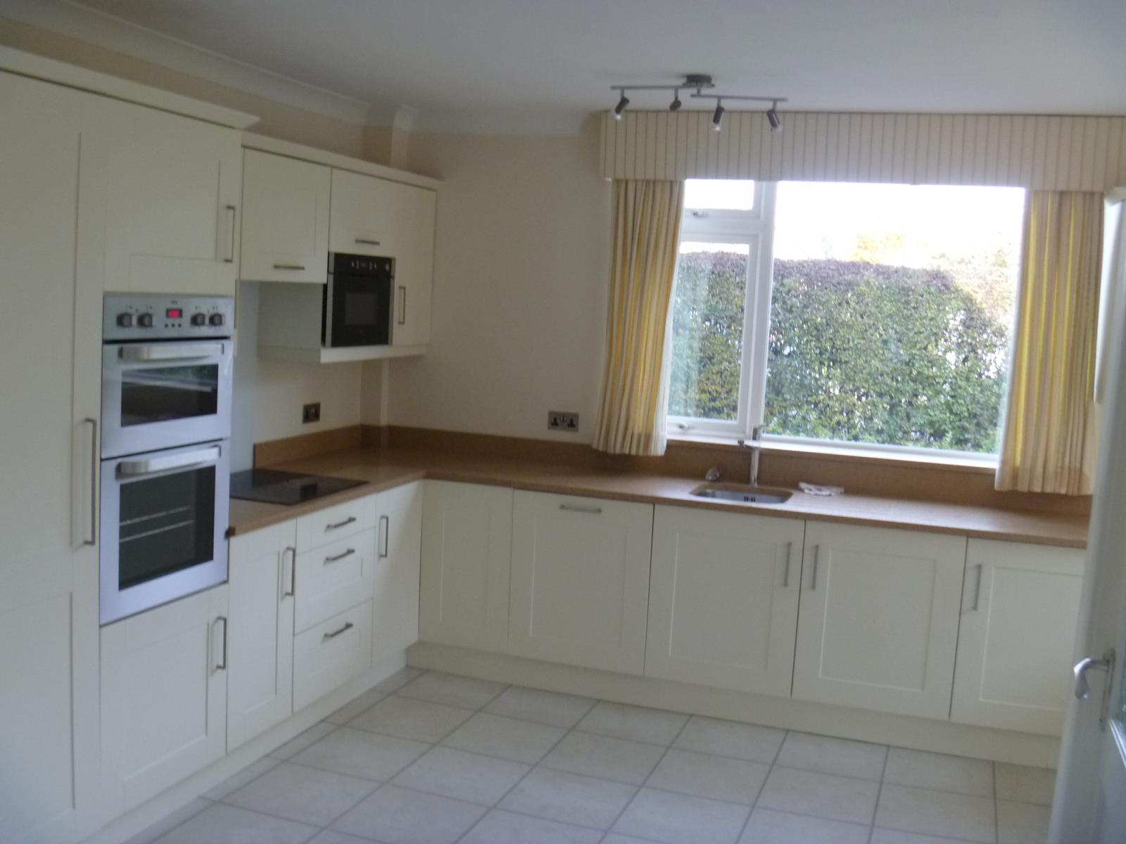 4 Bedroom Detached House Let in Rotherham, S66