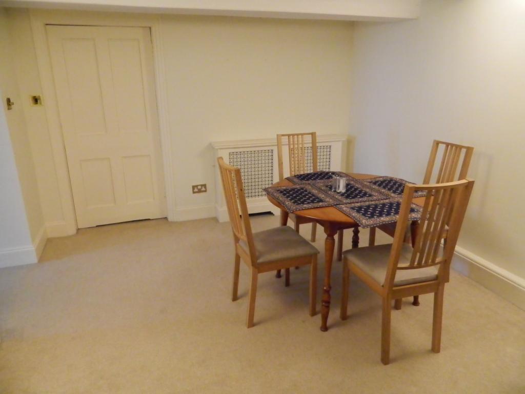 3 Bedroom Ground Floor Flat Let in Caterham, CR3