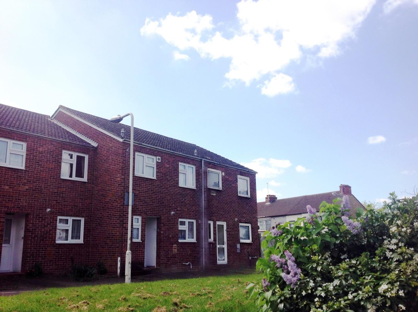 3 Bedroom SemiDetached House Let in Ilford, IG3