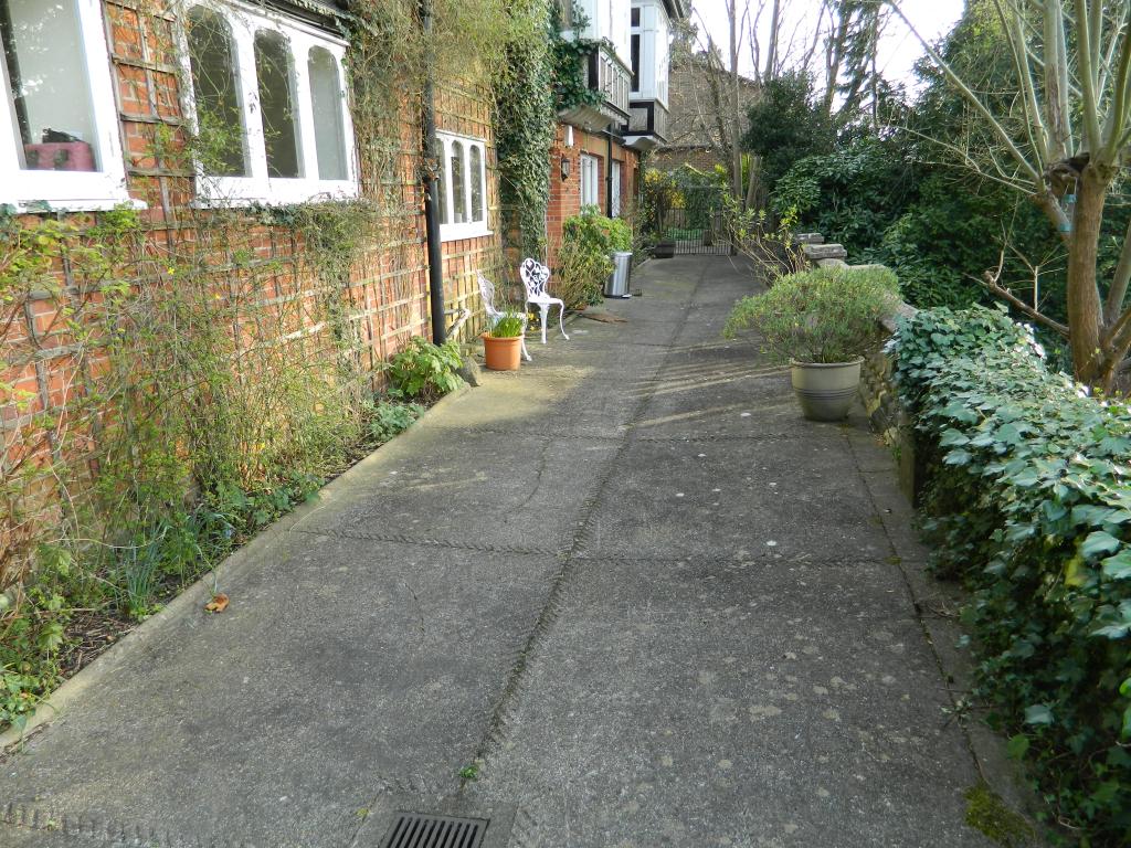 3 Bedroom Ground Floor Flat Let in Caterham, CR3