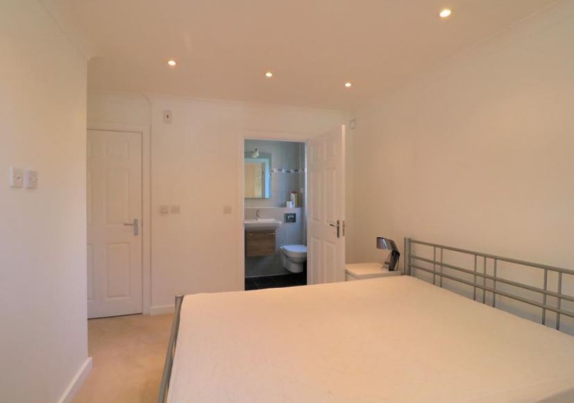 2 Bedroom Ground Floor Flat Let in Woking, GU24