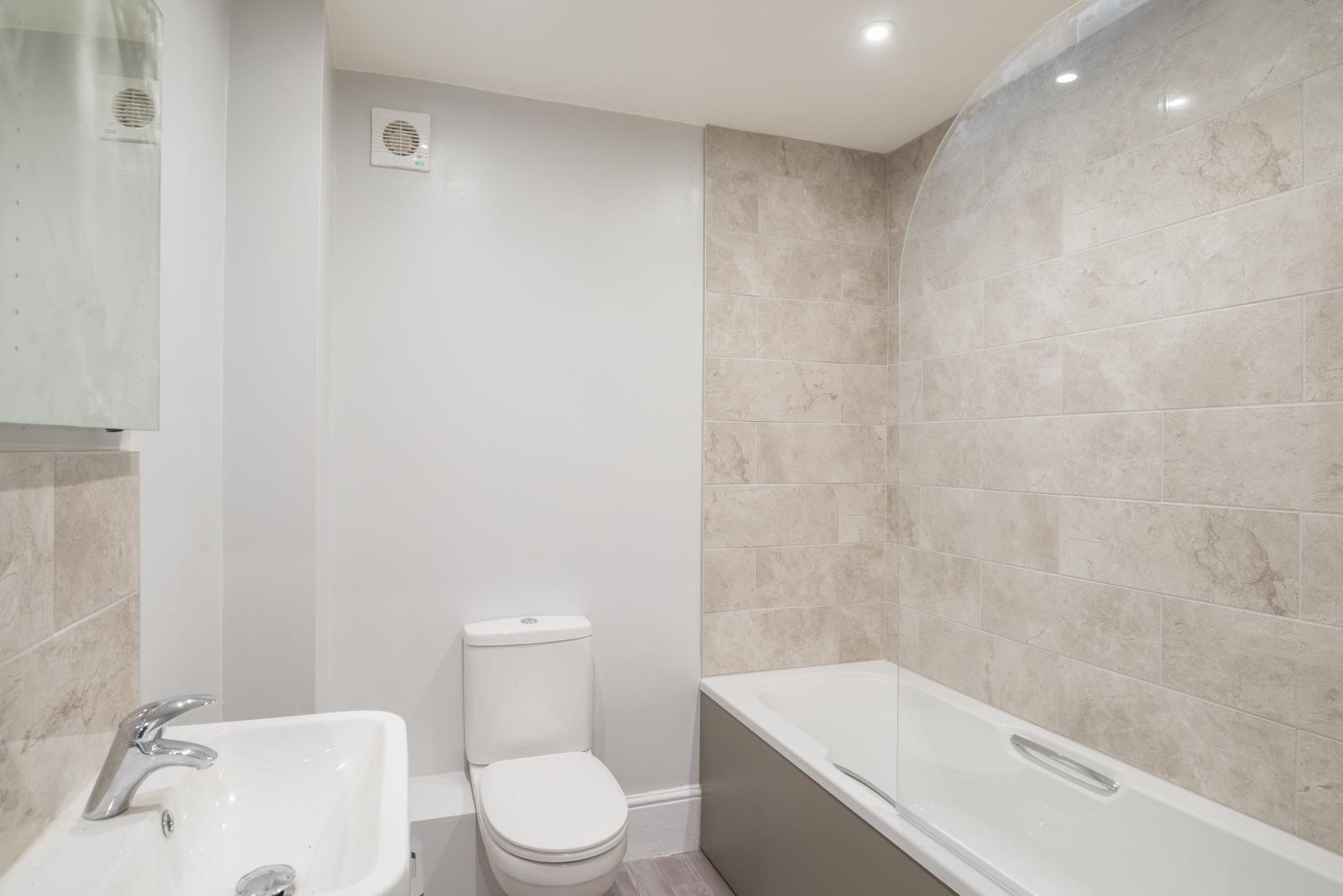 2 Bedroom Flat Let in Folkestone, CT20