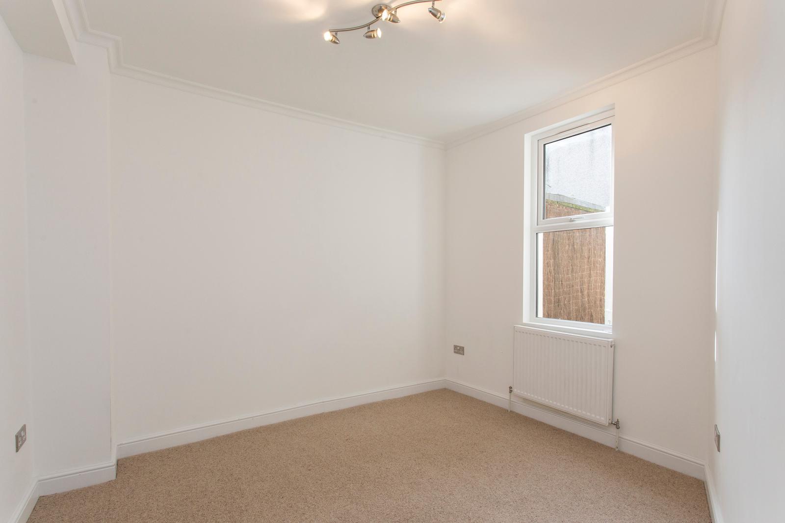 2 Bedroom Ground Floor Flat Sold in London, E15