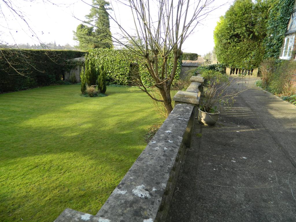 3 Bedroom Ground Floor Flat Let in Caterham, CR3