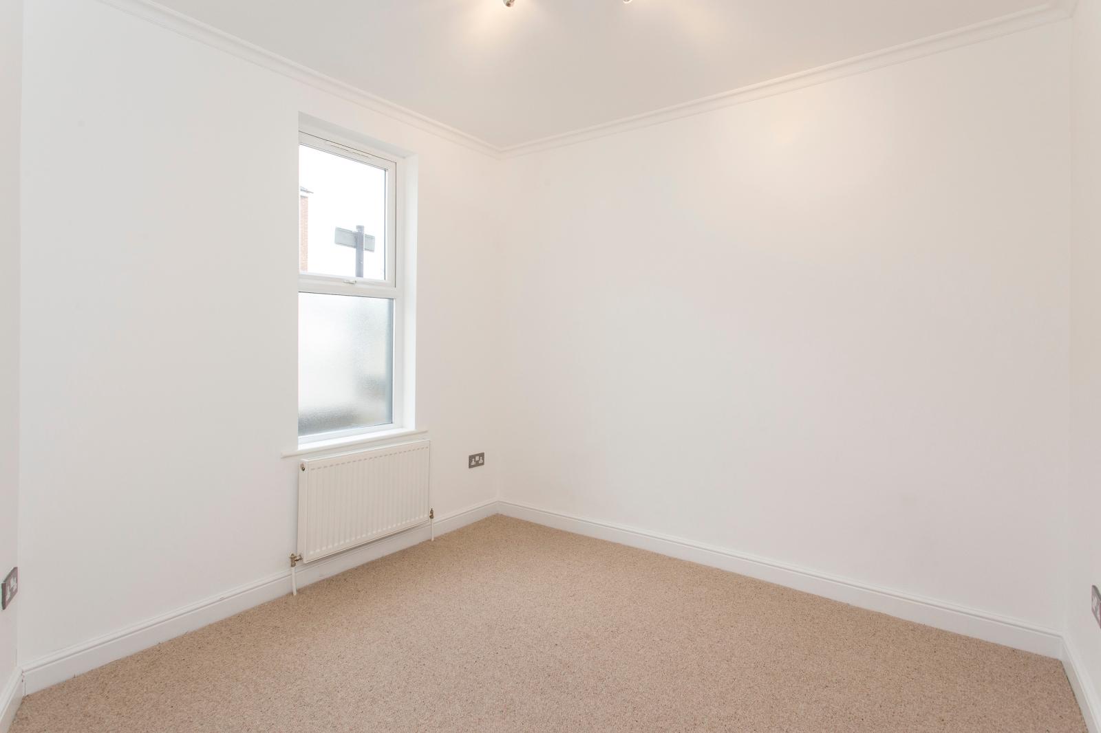 2 Bedroom Ground Floor Flat Sold in London, E15